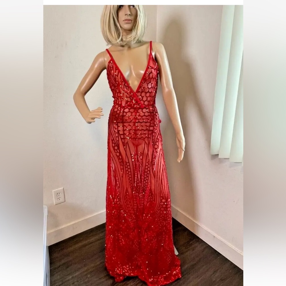 Elegant Luxury Red Dress with Side-lightning, Floor-length & Open Shoulders